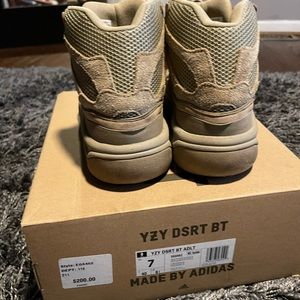 Yezzy dsrt boots size 7 men